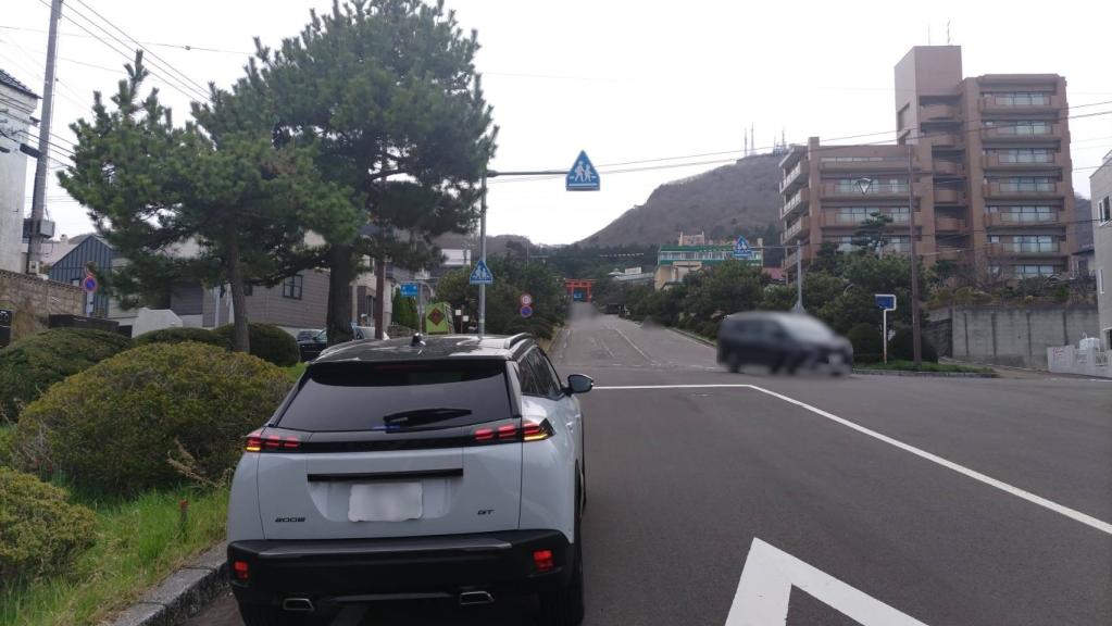 街を走るプジョー!＆定休日ご案内