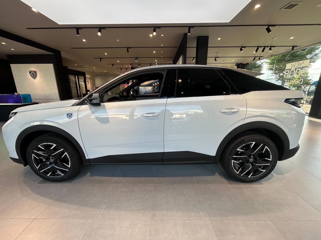 NEW 3008　魅惑のエクステリア